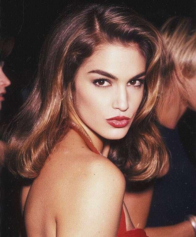 辛迪克劳馥与女儿现身巴黎时装周满屏大长腿吸睛无数抢尽风头