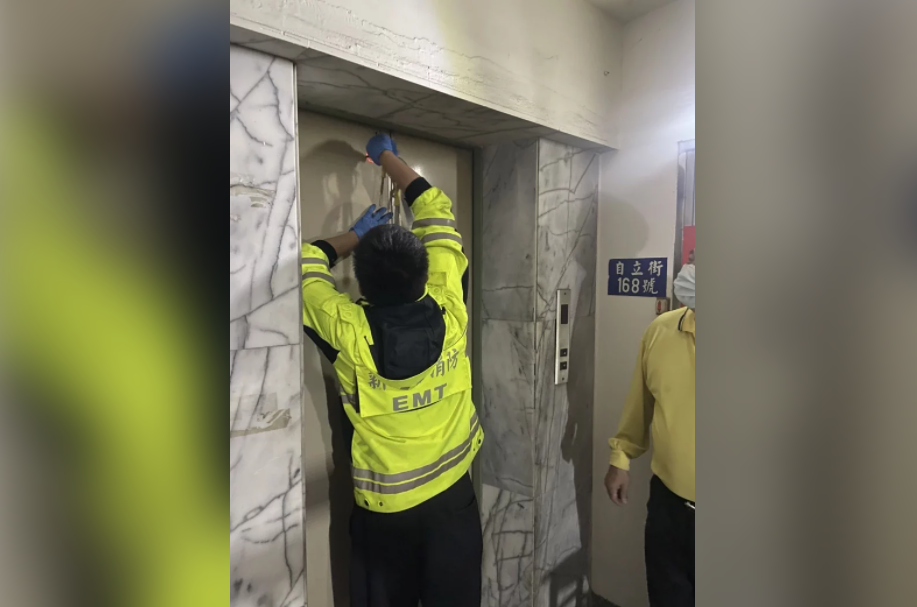 台湾民众被困电梯 图源:台媒