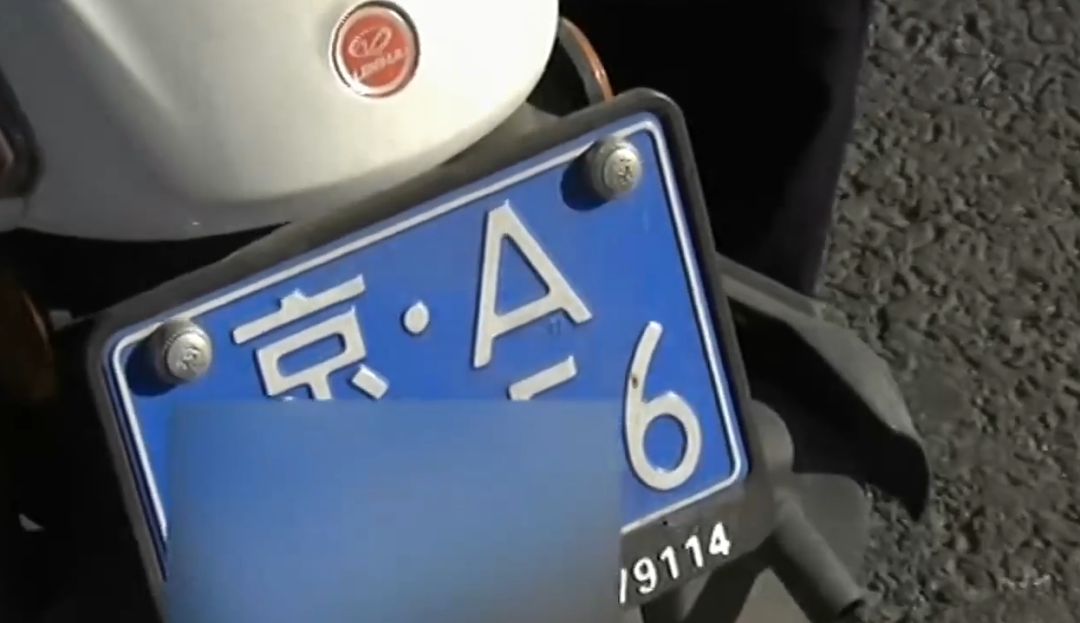 骑着京a摩托车闯限行还不戴头盔北京大爷反怼交警你太年轻