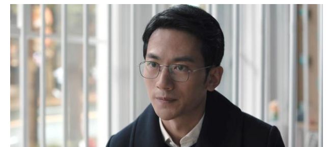 张天阳饰演的许峰,赢海董事长赵显坤的前任助理,从刚出场时的"天之