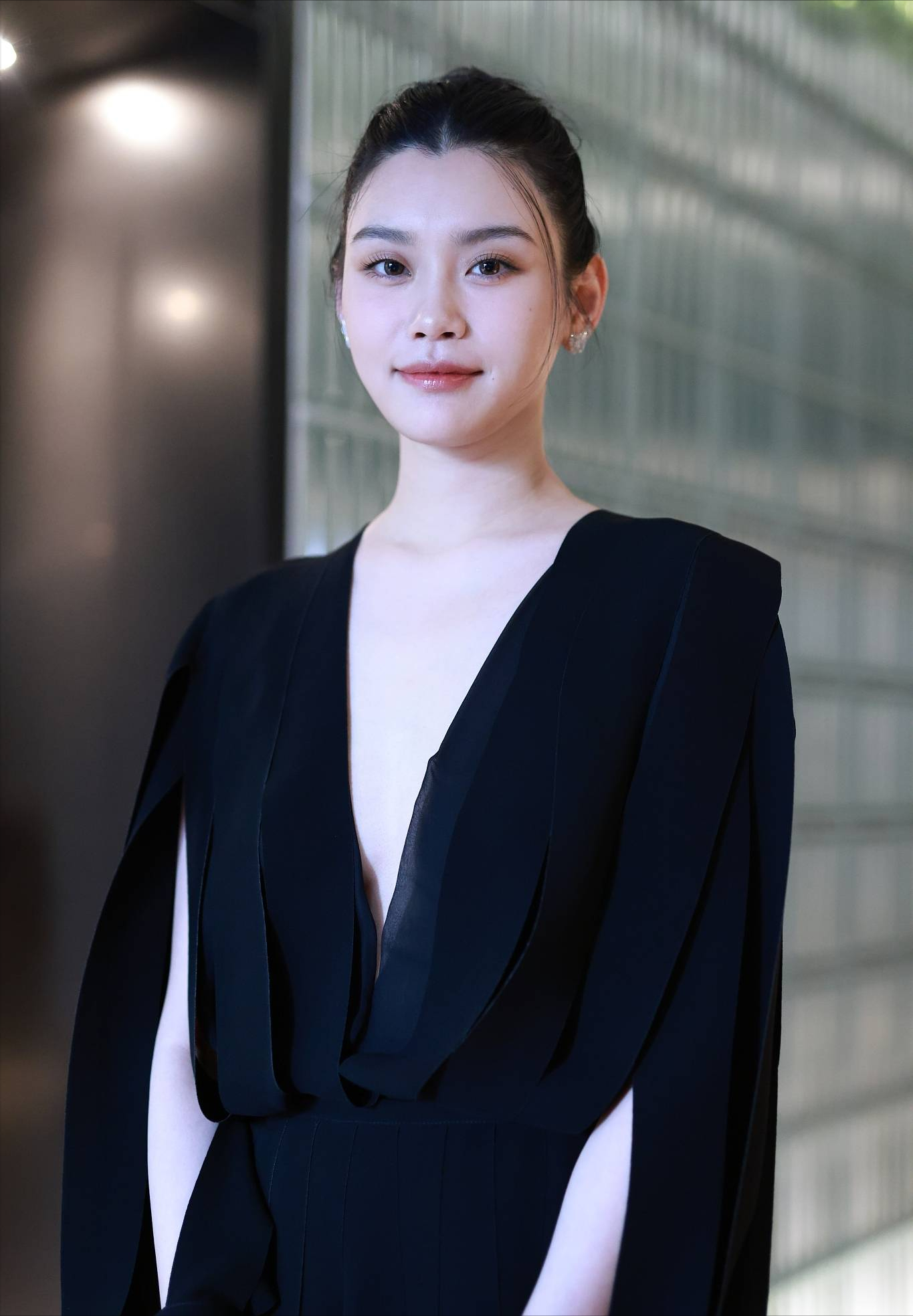 最近奚梦瑶的工作室又放出了她新的工作照,在这次的照片中,奚梦瑶重现