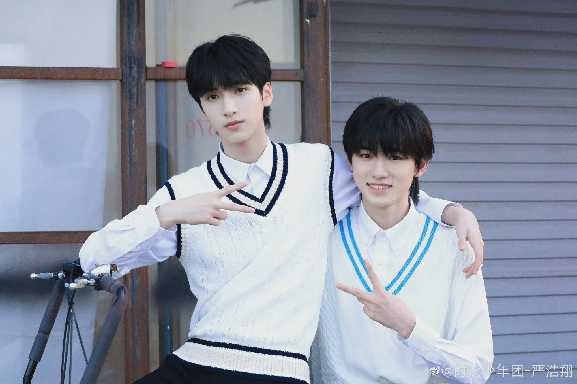 严浩翔晒合照为宋亚轩十八岁庆生