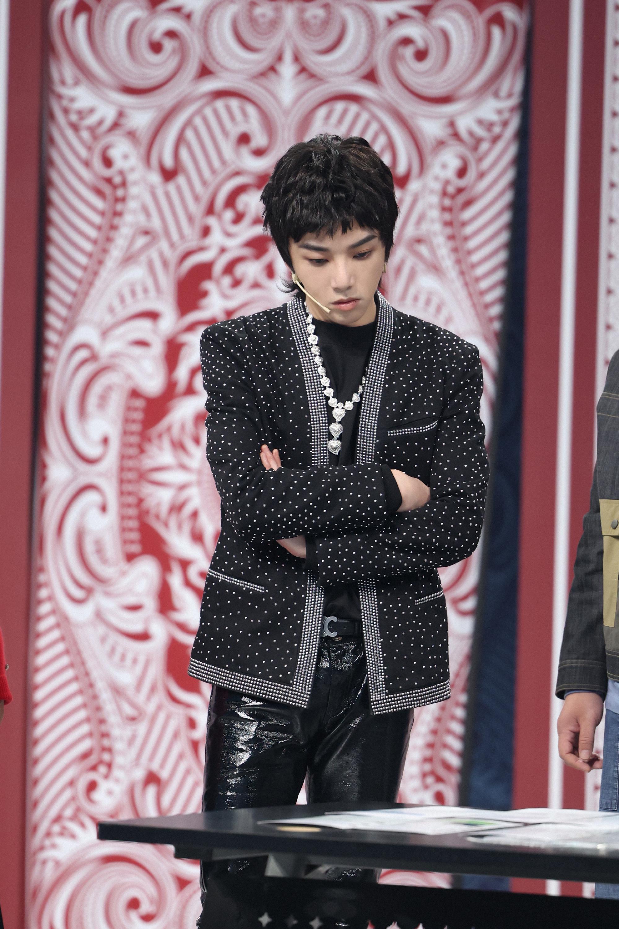 剧照 黑色钻闪外套搭配皮裤,火星花上线……|华晨宇|王牌对王牌_新浪