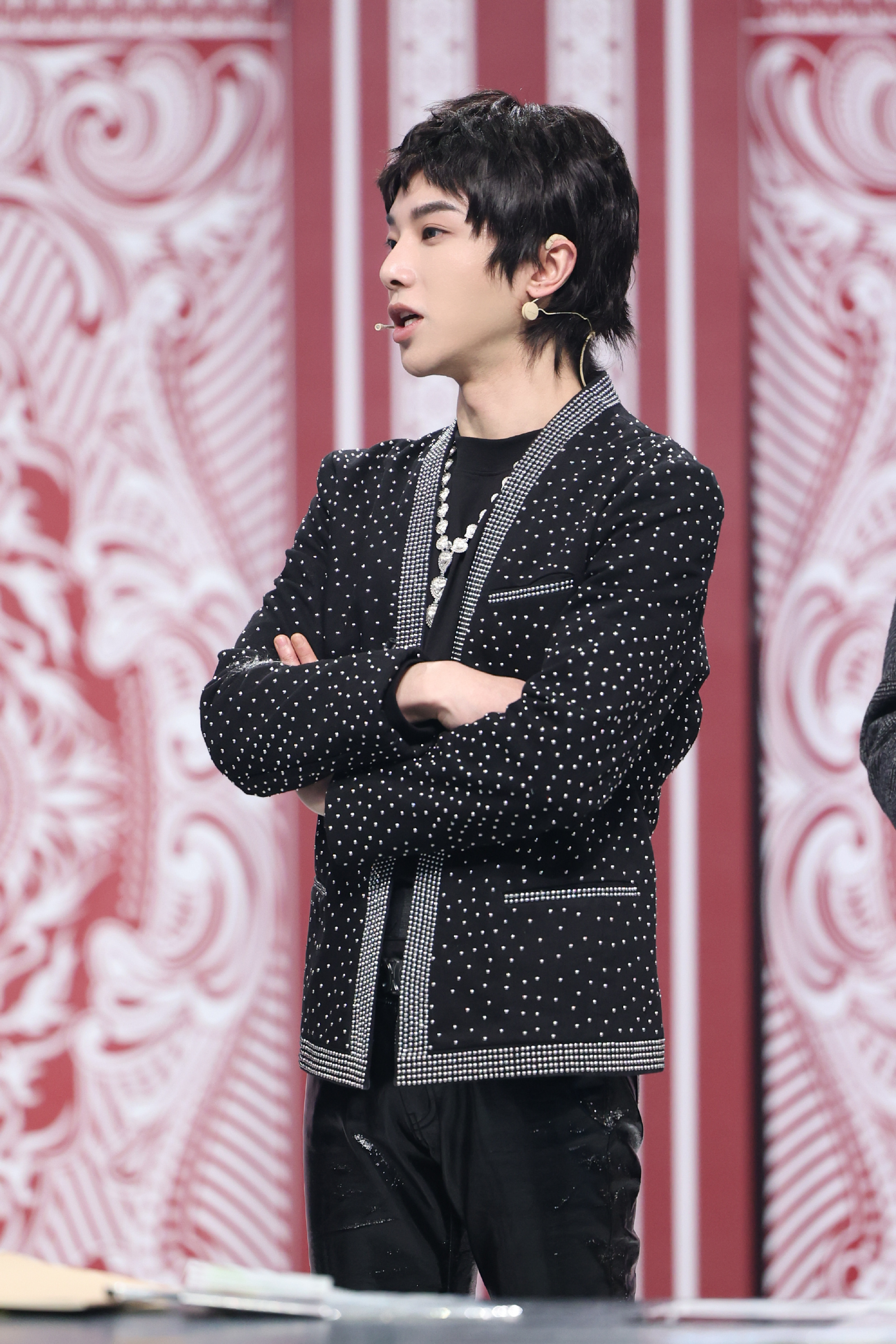 剧照 黑色钻闪外套搭配皮裤,火星花上线……|华晨宇|王牌对王牌_新浪