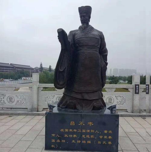 吕不韦当政时秦国对外发展成就颇大,其自尽是两派势力斗争的结果