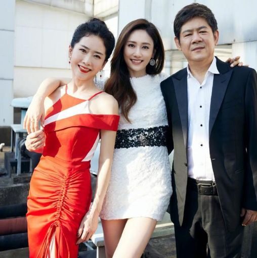 刘芸的妈妈也太美了穿挂脖开叉裙年轻减龄优雅的气质太惹眼