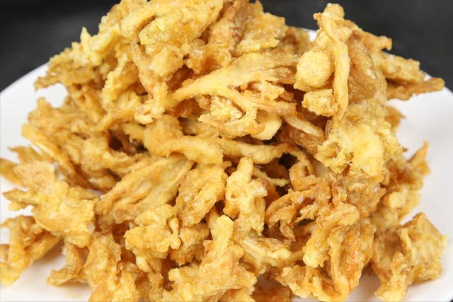 又酥又脆的炸蘑菇凉了也不软是一道拿得出手的硬菜