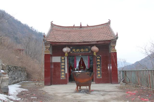 四是村里的庙宇很多.