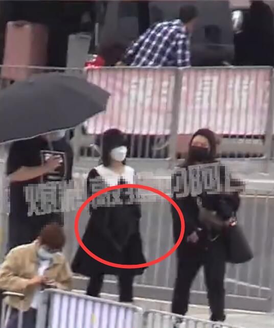 出境生子?谢娜挺孕肚现身深圳,走路灵活腿真细,张杰相陪细节暖休闲区蓝鸢梦想 - Www.slyday.coM 出境生子?谢娜挺孕肚现身深圳,走路灵活腿真细,张杰相陪细节暖休闲区蓝鸢梦想 - Www.slyday.coM