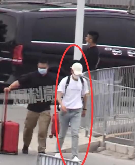 出境生子?谢娜挺孕肚现身深圳,走路灵活腿真细,张杰相陪细节暖休闲区蓝鸢梦想 - Www.slyday.coM 出境生子?谢娜挺孕肚现身深圳,走路灵活腿真细,张杰相陪细节暖休闲区蓝鸢梦想 - Www.slyday.coM