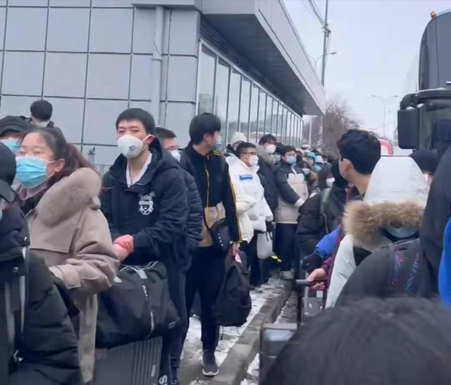 第一班撤侨包机已飞往罗马尼亚，首批撤离乌克兰留学生，今晚回国休闲区蓝鸢梦想 - Www.slyday.coM