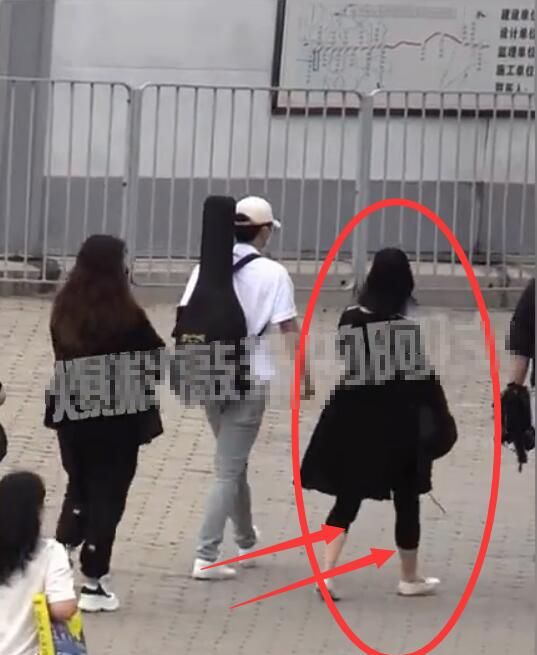 出境生子?谢娜挺孕肚现身深圳,走路灵活腿真细,张杰相陪细节暖休闲区蓝鸢梦想 - Www.slyday.coM 出境生子?谢娜挺孕肚现身深圳,走路灵活腿真细,张杰相陪细节暖休闲区蓝鸢梦想 - Www.slyday.coM