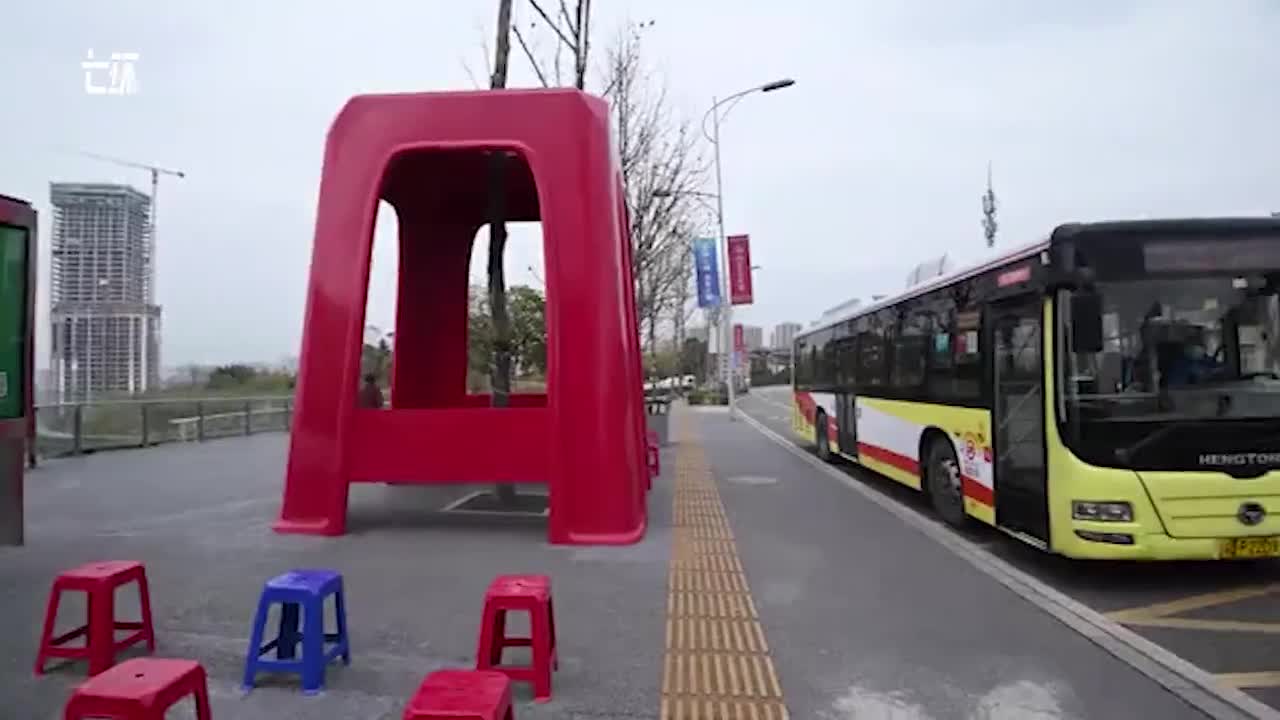 重庆一公交站摆了19个板凳,2个巨型可躲雨17个小的可坐