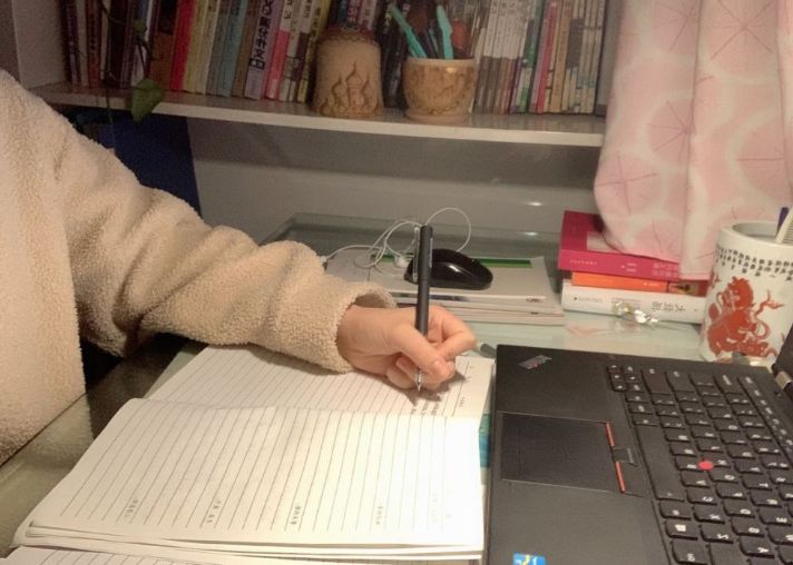 大学生网课玩出新花样背景图逐渐离谱老师看了不敢提问