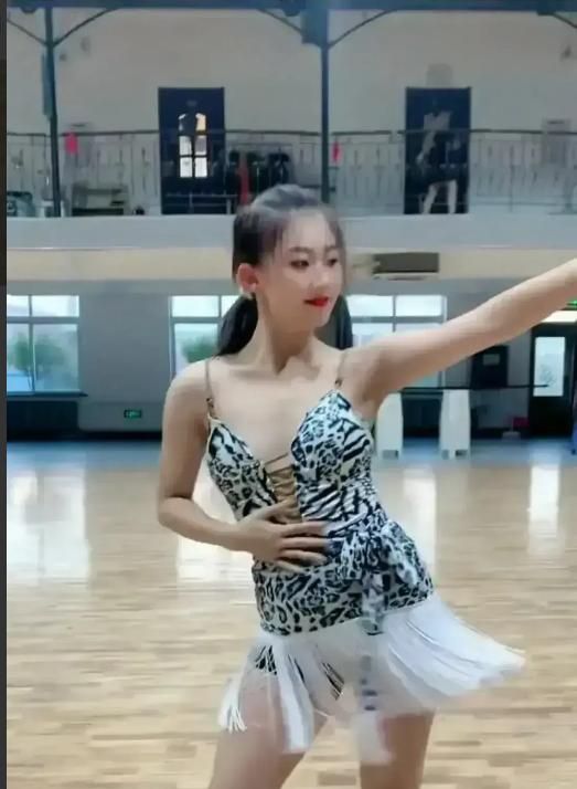 女孩练习拉丁舞的视频引发热议，网友：无论何时眼睛都要闪着光芒休闲区蓝鸢梦想 - Www.slyday.coM