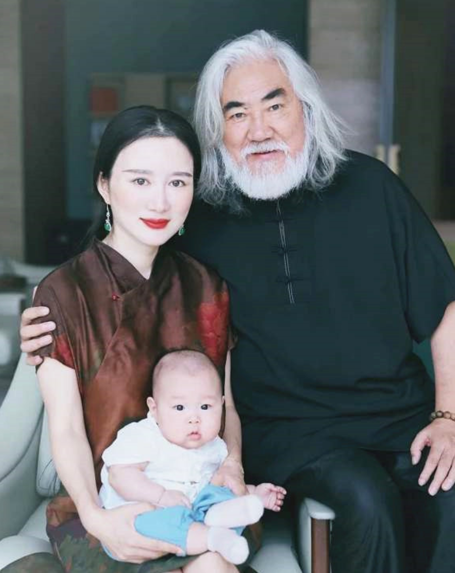 其实,张纪中一路走来,在婚姻感情上的波折还是不少的,他的第一任妻子