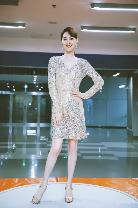 王冠不愧是"全能女神"颜值高身材好 搭配礼服裙满屏高级感|服装|款式