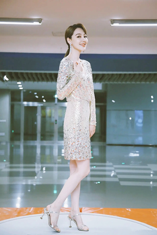 王冠不愧是"全能女神"颜值高身材好 搭配礼服裙满屏高级感|服装|款式
