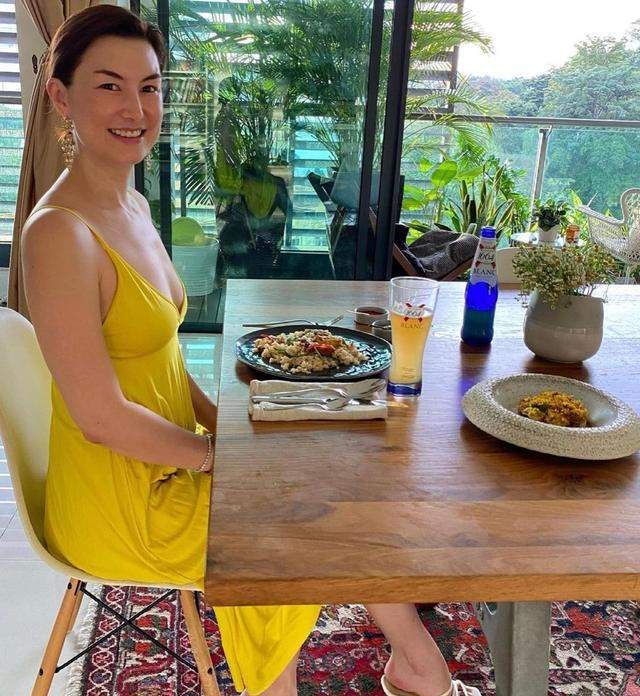 44岁丹尼尔曾经的玉兰油女孩放弃豪门婚姻独自带2娃创业