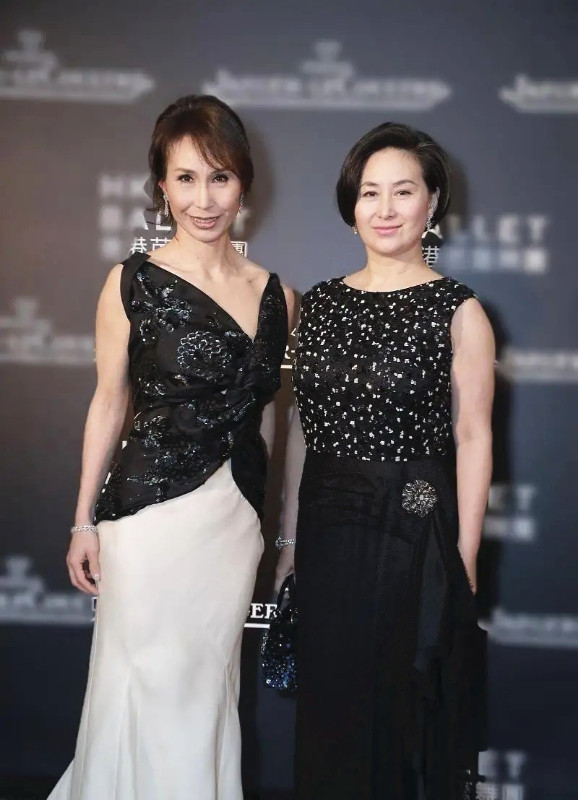 何超琼和成龙罕见同框穿银色亮片裙高级优雅成龙好绅士