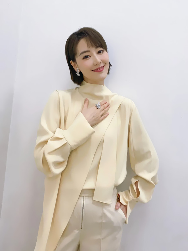 王冠不愧是"全能女神"颜值高身材好 搭配礼服裙满屏高级感