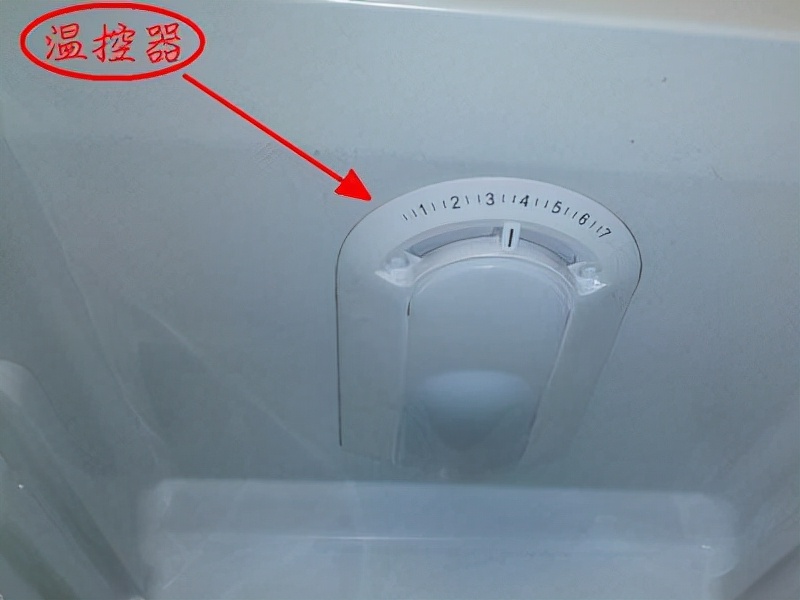 一般来说冰箱内部的这个温度补偿开关是位于温控器旁边或者是位于冰箱