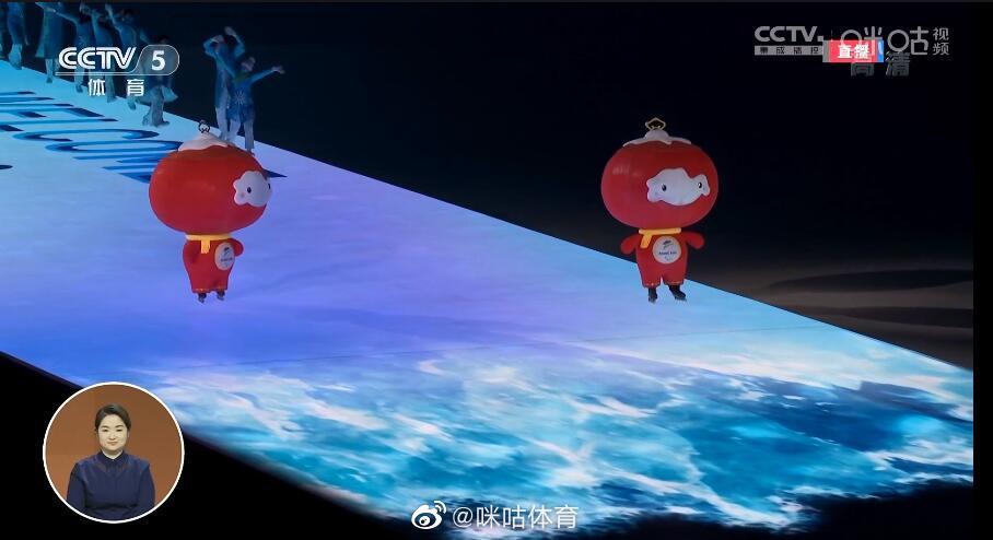 太可爱了两个雪容融滑冰出场小短腿踩着轮滑鞋的样子太可爱了