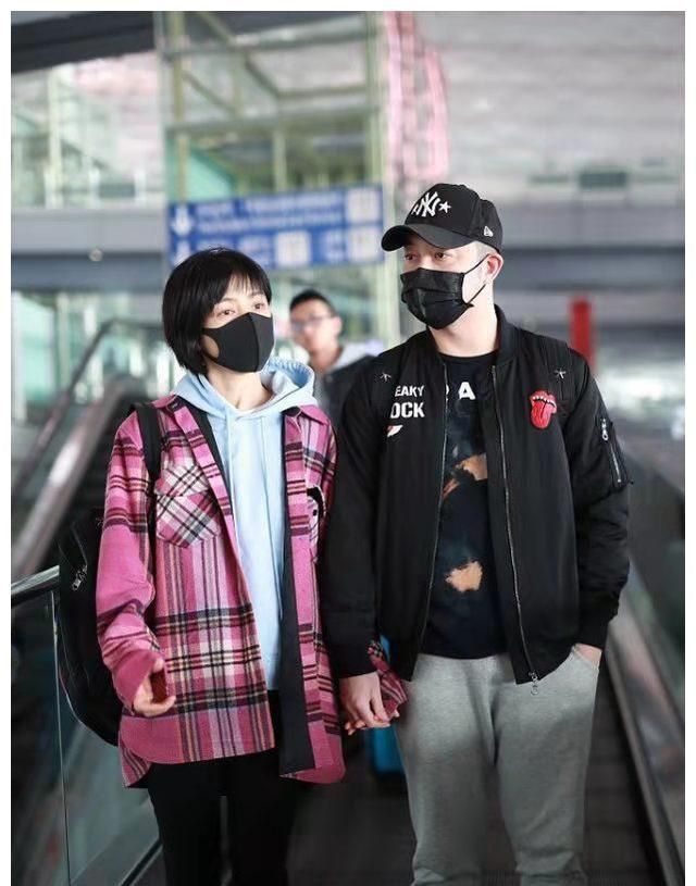 沙溢夫妇走机场胡可换新发型打扮粉嫩素颜却暴露憔悴