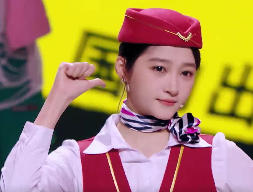 关晓彤穿空姐服唱你叉叉直面16岁时被黑往事克服心理阴影