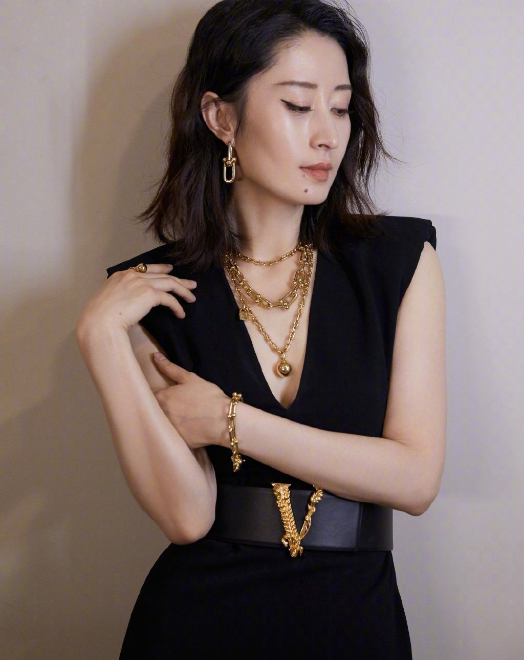 刘敏涛穿小黑裙好美！V领宽肩小黑裙配大项链，46岁美得耀眼|黑裙|刘敏涛|项链_新浪新闻