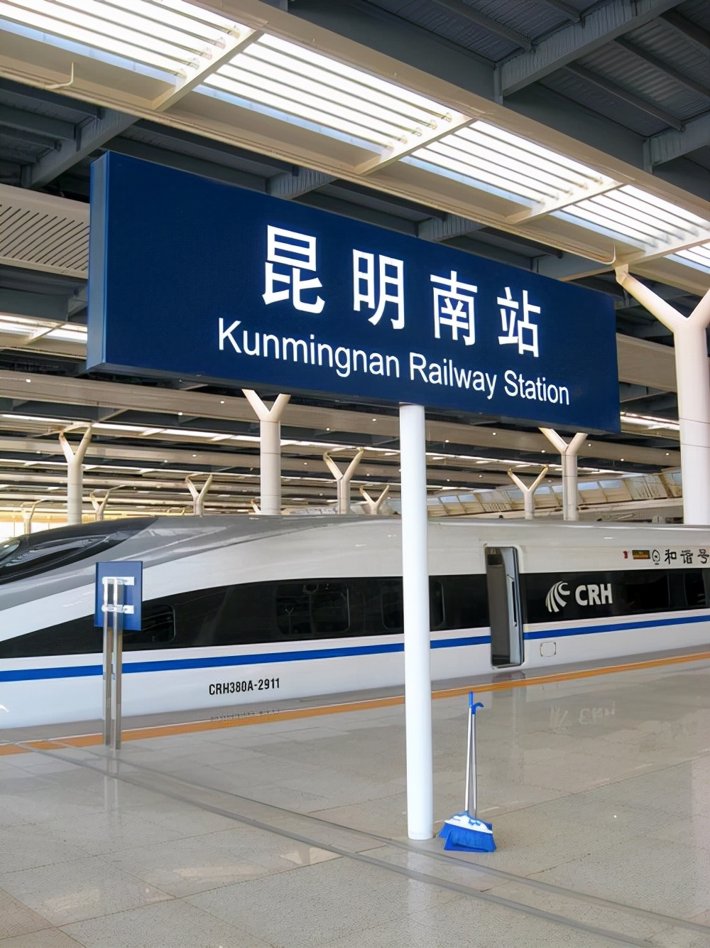 昆明南站停车24小时怎么收费,昆明南站停车场收费标准2022|小尖山