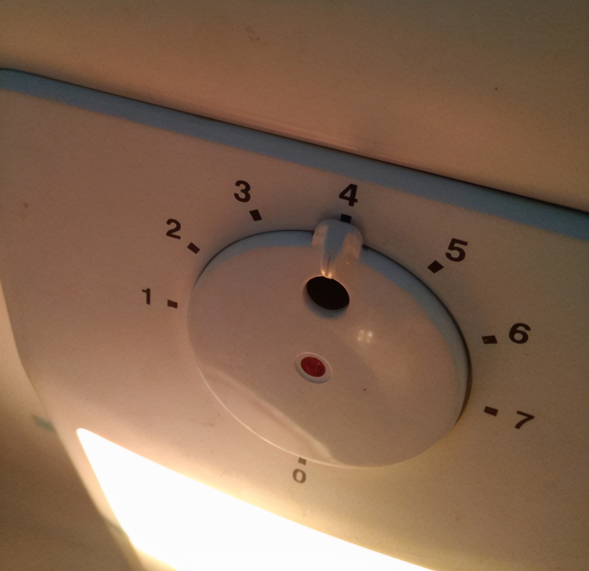 如果我们家里的冰箱温度补偿开关一直处于高档的话,那么冰箱内部的