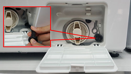 首先我们所要清洗的就是洗衣机内部的托盘和过滤器,在清洗之前要先