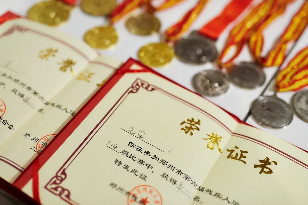 河南残疾女孩圆梦2022北京冬残奥会火炬手休闲区蓝鸢梦想 - Www.slyday.coM