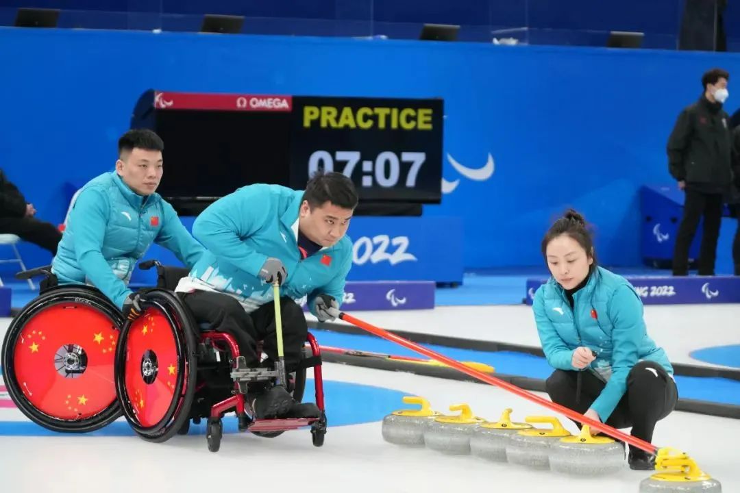 中国轮椅冰壶队首次适应性训练 主教练岳清爽:从力拼循环赛做起