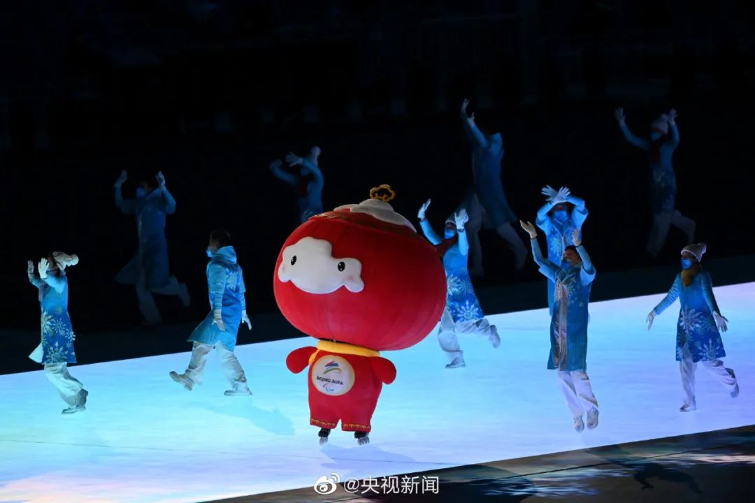 一捧微火,一片光明！盲人火炬手点燃冬残奥会主火炬，今夜的鸟巢让人感动休闲区蓝鸢梦想 - Www.slyday.coM