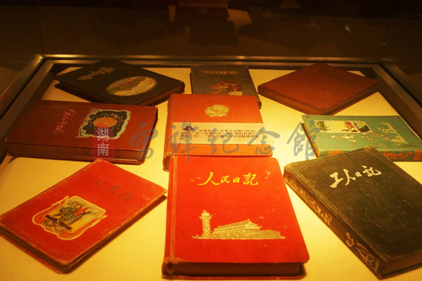 雷锋用过的9本日记本。图片来源:湖南雷锋纪念馆 雷锋用过的9本日记本。图片来源:湖南雷锋纪念馆