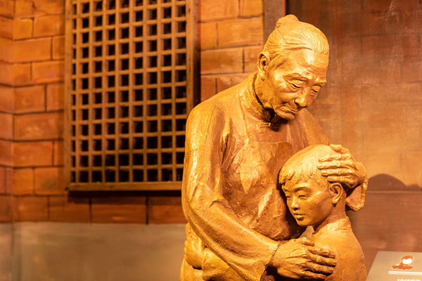 湖南雷锋纪念馆雷锋生平事迹陈列馆《六叔奶奶的爱》泥塑场景。图片来源:湖南雷锋纪念馆 魏正民 摄 湖南雷锋纪念馆雷锋生平事迹陈列馆《六叔奶奶的爱》泥塑场景。图片来源:湖南雷锋纪念馆 魏正民 摄