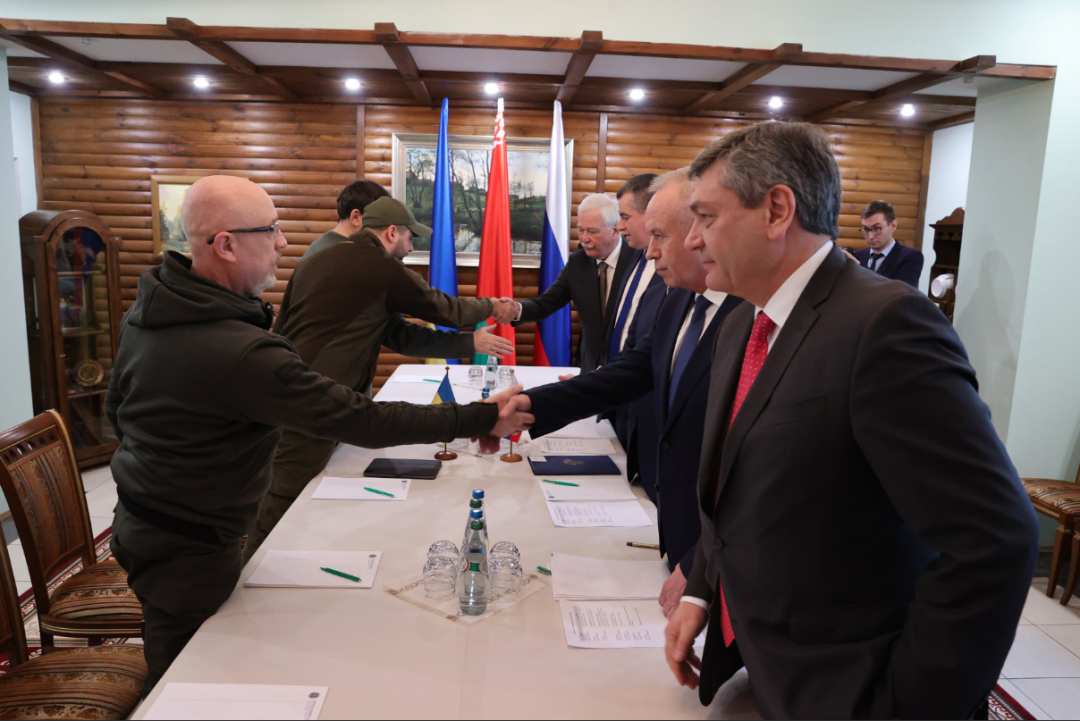 这是3月3日在白俄罗斯境内的别洛韦日森林拍摄的俄罗斯与乌克兰的第二轮谈判现场。