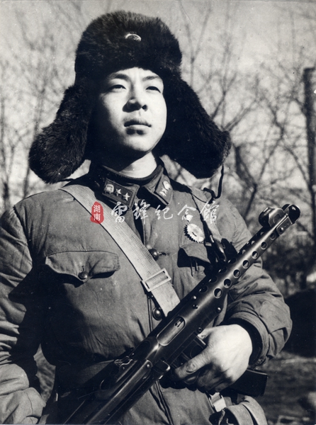雷锋手持钢枪照片。图片来源:湖南雷锋纪念馆 雷锋手持钢枪照片。图片来源:湖南雷锋纪念馆