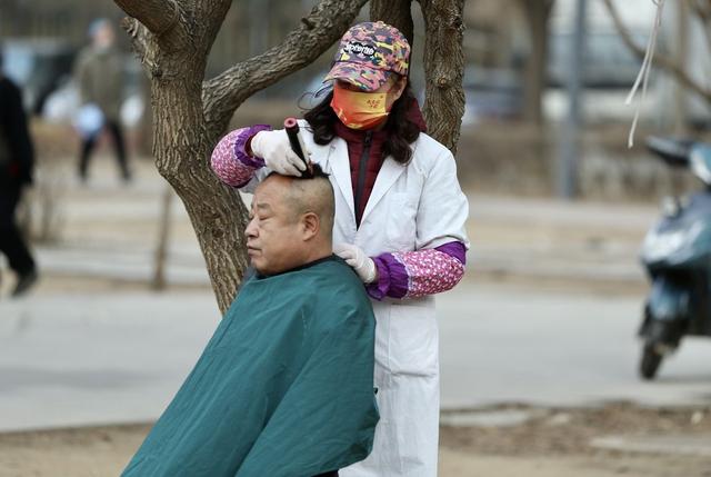 沈阳二月二龙抬头街头剪发生意火