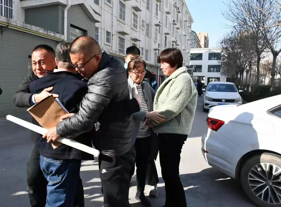 感人一幕河南人千里来东营认亲并下跪感谢