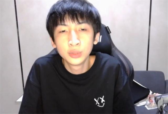 一次直播中小超梦帮水友打号,结果意外发现这位粉丝的好友列表里妹妹