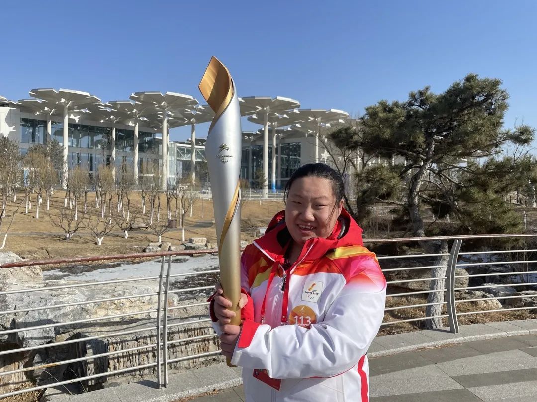 河南残疾女孩圆梦2022北京冬残奥会火炬手休闲区蓝鸢梦想 - Www.slyday.coM