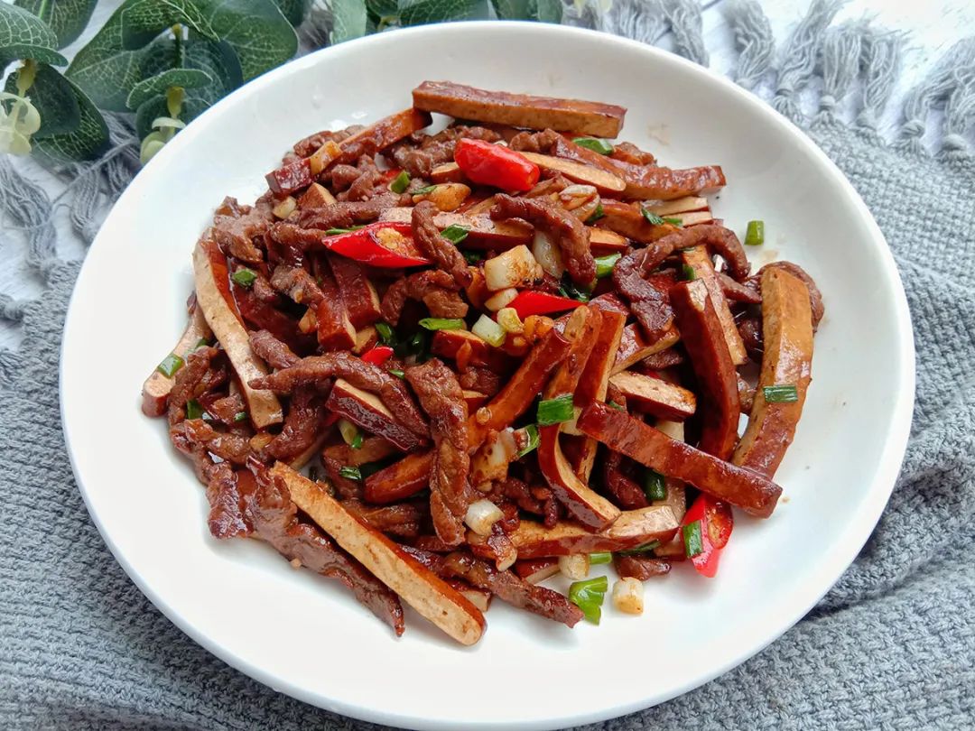 【美食】香干炒牛肉:软嫩鲜香,分分钟干掉两碗饭|炒牛肉|小米|锅_新浪