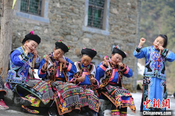 羌族口弦演奏. 谭红 摄