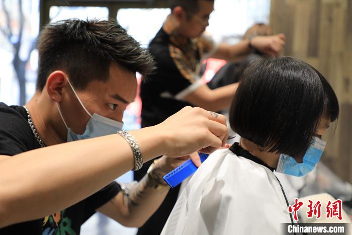 图为理发师为一名小朋友剪头发. 邓小强 摄