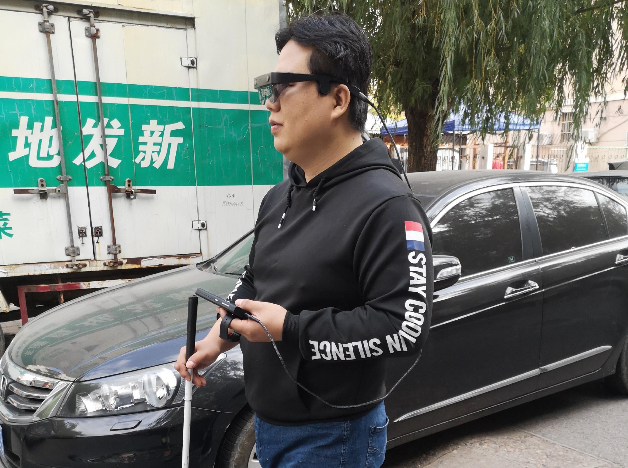 能认路能识字还能认得熟人脸儿这款助盲眼镜神了