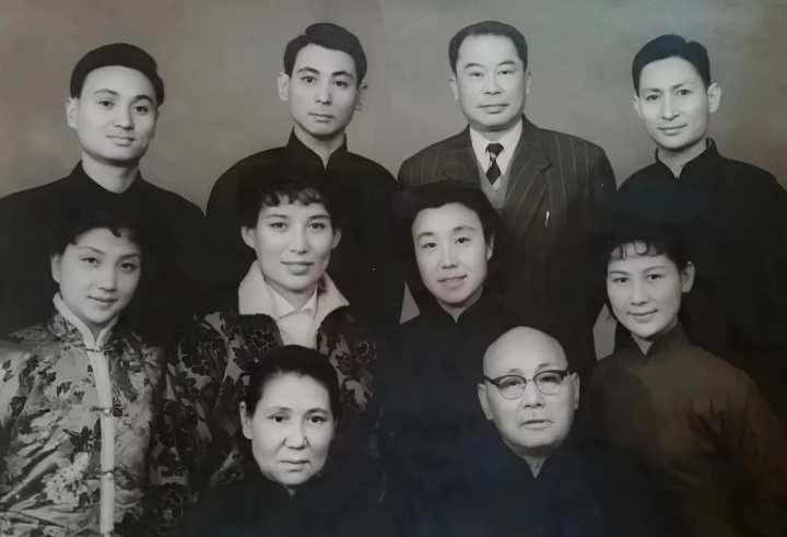 后排左起:童祥苓,童侠苓,马彦祥(童葆苓丈夫),童寿苓.