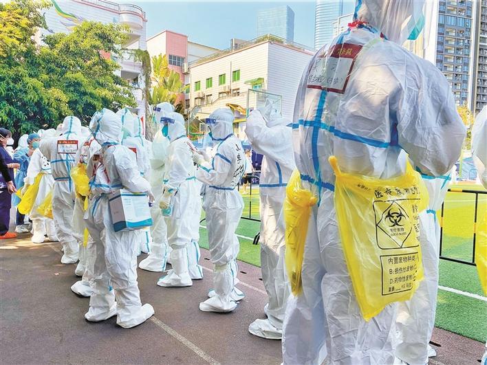 深晚记者深入封控区直击抗疫一线大白们的工作日常穿